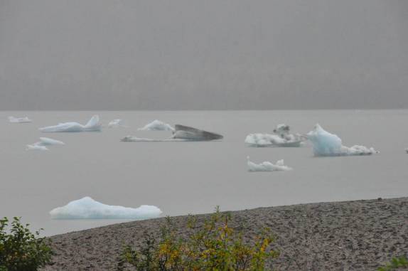 Pequenos icebergs flutuam no lago da Medenhall Glacier, em Juneau, a capital do Alaska